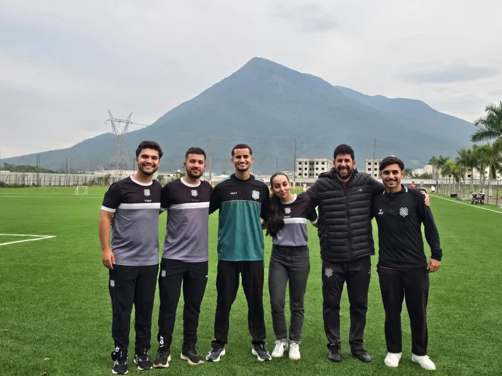 Ao lado de profissionais no campo do Figueirense Futebol Clube, durante minha vivência no clube.