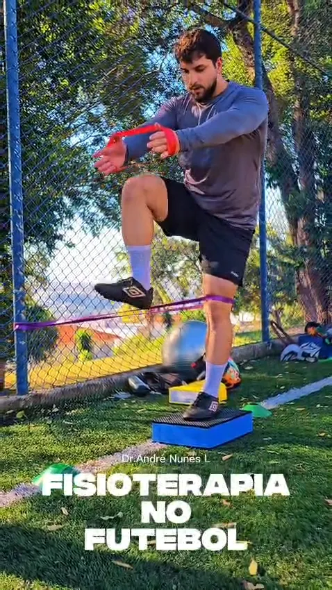 Exercícios com elásticos, apoio e movimentos realizados no campo.